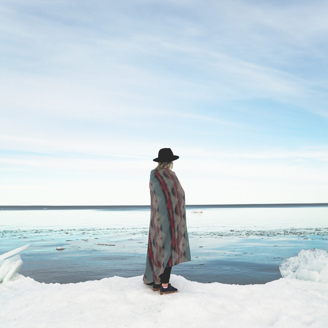 Image of woman looking to the ocean